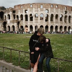 Laura Escanes con Julio, el hijo de Risto Mejide, en Roma