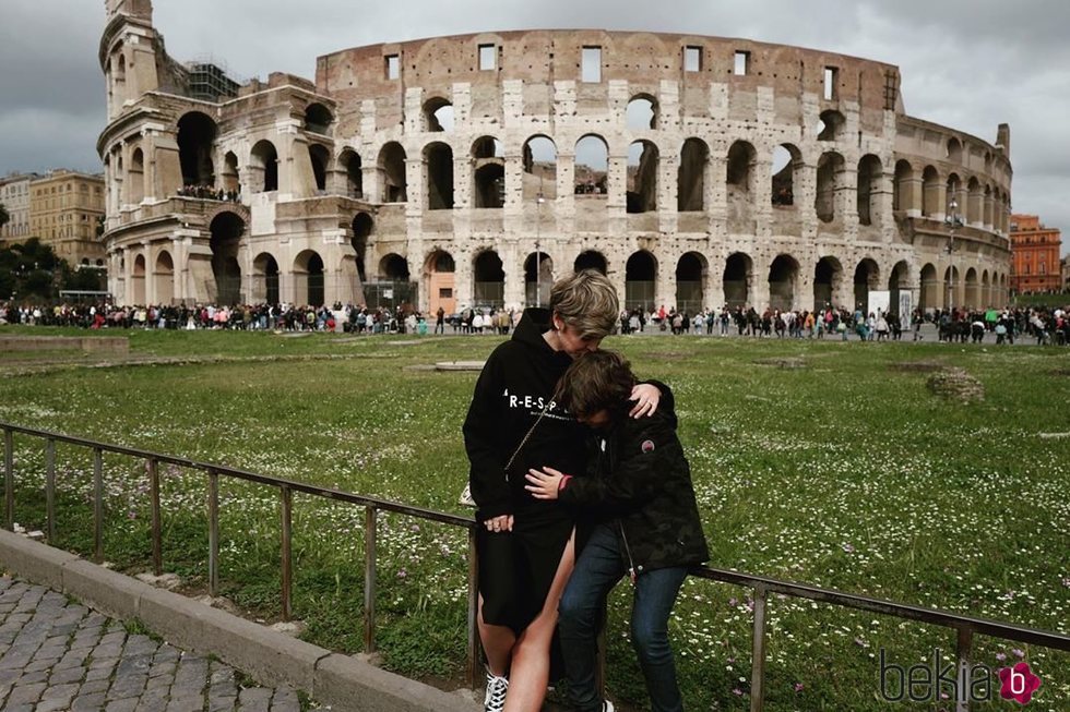 Laura Escanes con Julio, el hijo de Risto Mejide, en Roma