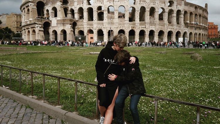 Laura Escanes con Julio, el hijo de Risto Mejide, en Roma