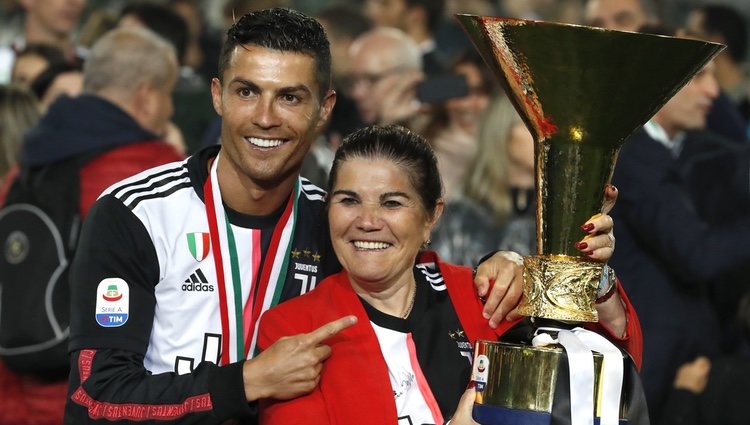 Cristiano Ronaldo celebrando la victoria de la Juventus con su madre Dolores Aveiro