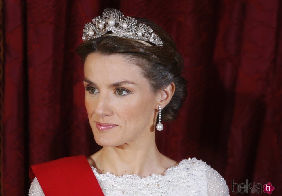 La Princesa Letizia luciendo la Tiara Mellerio en una cena de gala