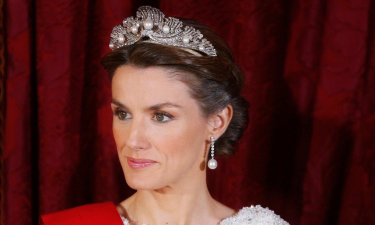 La Princesa Letizia luciendo la Tiara Mellerio en una cena de gala