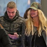 Makoke y Tony Spina en el aeropuerto volviendo de Italia