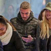 Makoke y Tony Spina en el aeropuerto volviendo de Italia