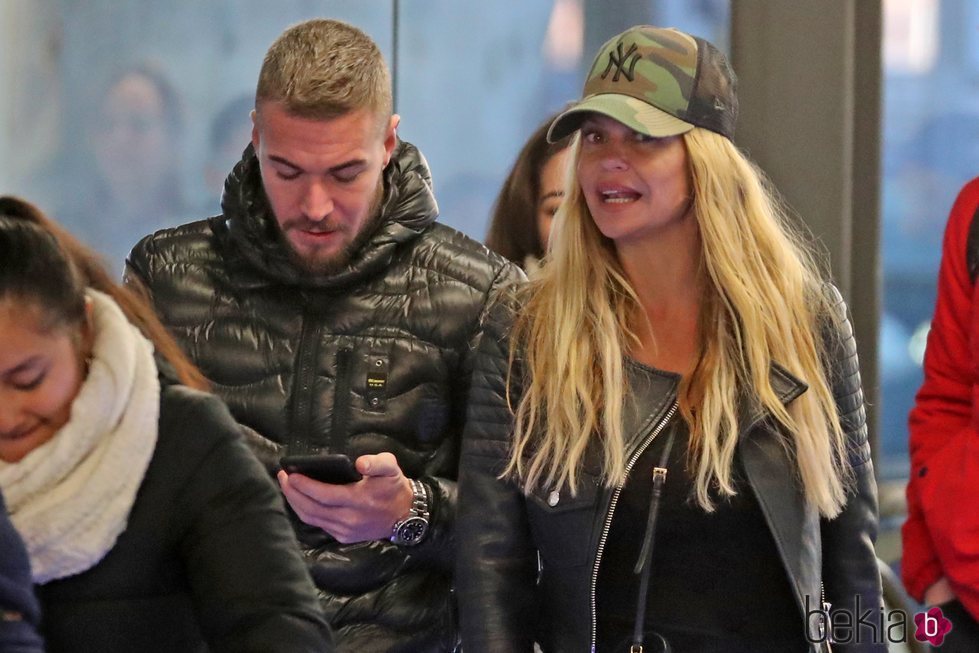 Makoke y Tony Spina en el aeropuerto volviendo de Italia