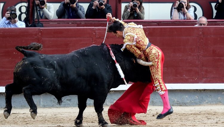 Gonzalo Caballero embestido por un toro en la Feria de San Isidro 2019