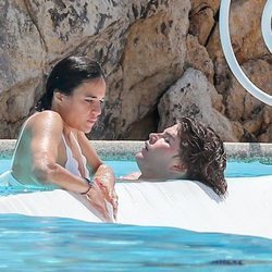 Michelle Rodriguez y Jordan Barrett en Antibes