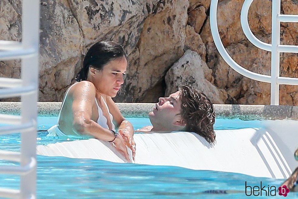 Michelle Rodriguez y Jordan Barrett en Antibes