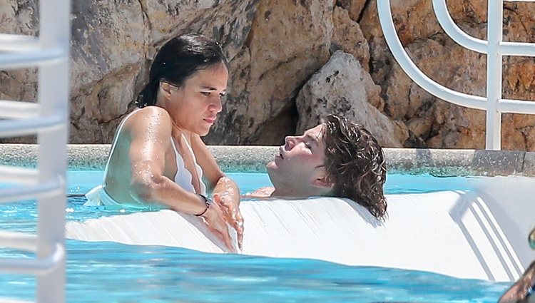 Michelle Rodriguez y Jordan Barrett en Antibes