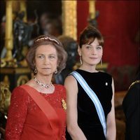 La Reina Sofía y Carla Bruni durante la recepción oficial a Nicolas Sarkozy