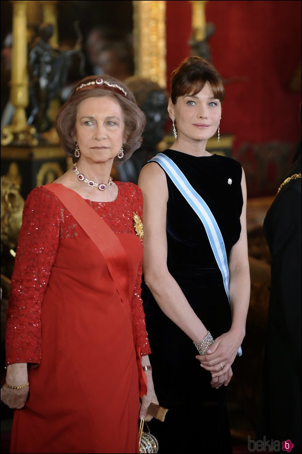 La Reina Sofía y Carla Bruni durante la recepción oficial a Nicolas Sarkozy