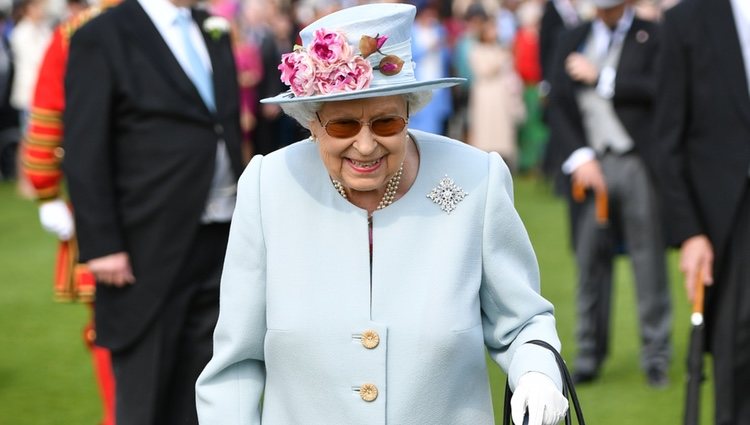 La Reina Isabel en una Garden Party