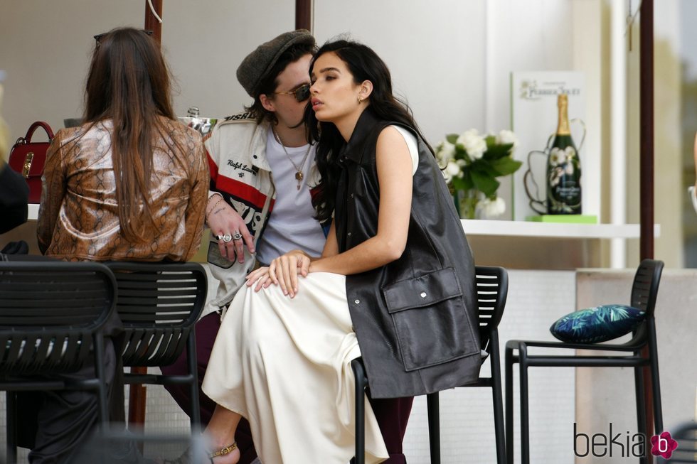 Brooklyn Beckham y Hanna Cross acaramelados en Cannes