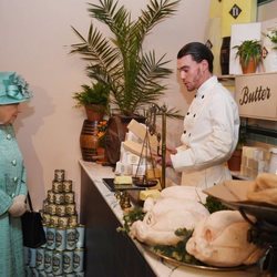 La Reina Isabel II visita un mercado local de Covent Garden