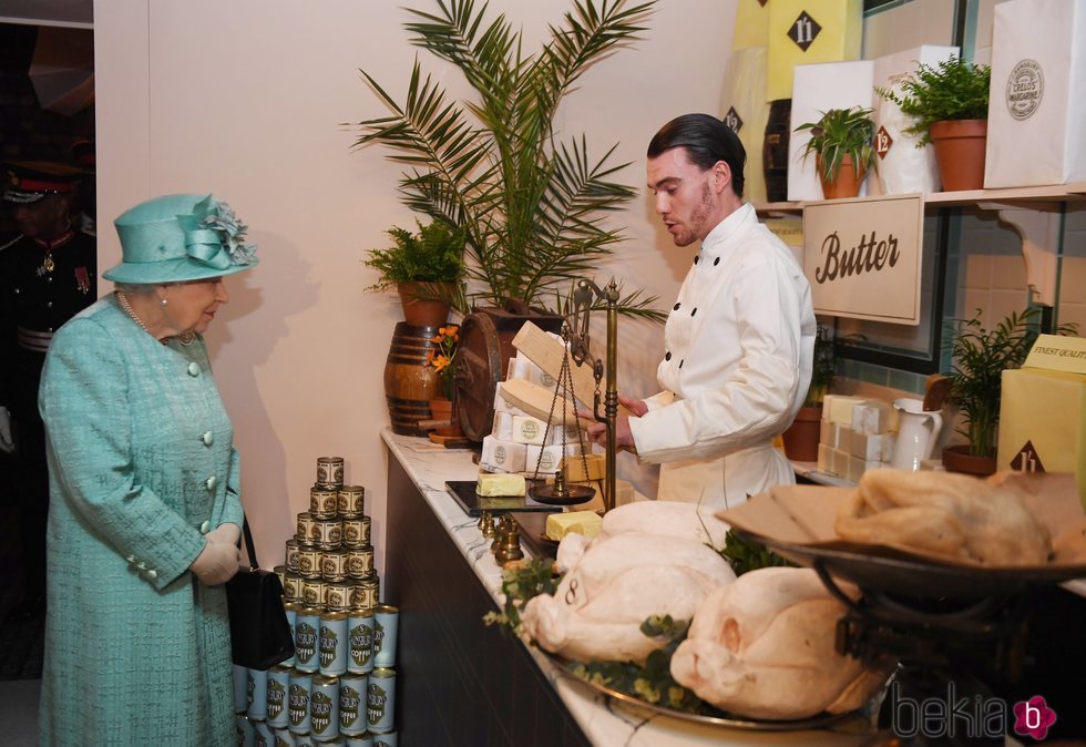 La Reina Isabel II visita un mercado local de Covent Garden