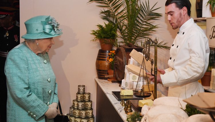 La Reina Isabel II visita un mercado local de Covent Garden