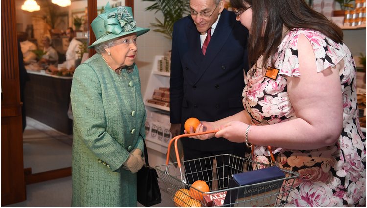 La Reina Isabel II visita la tienda Sainsbury