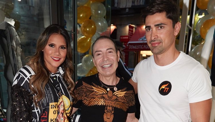 Maestro Joao, Kathy Sandoval y demás personas en la apertura de una tienda en Madrid