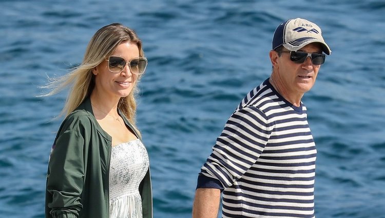 Antonio Banderas y Nicole Kimpel paseando por Cannes