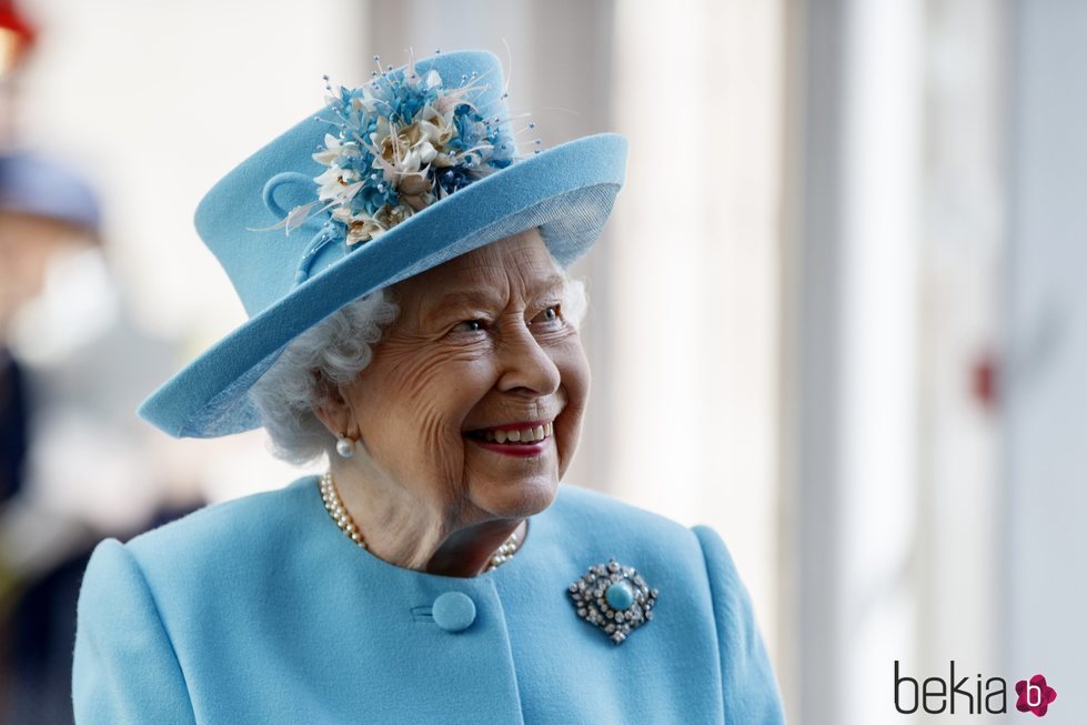 La Reina Isabel visitando el aeropuerto de Heathrow