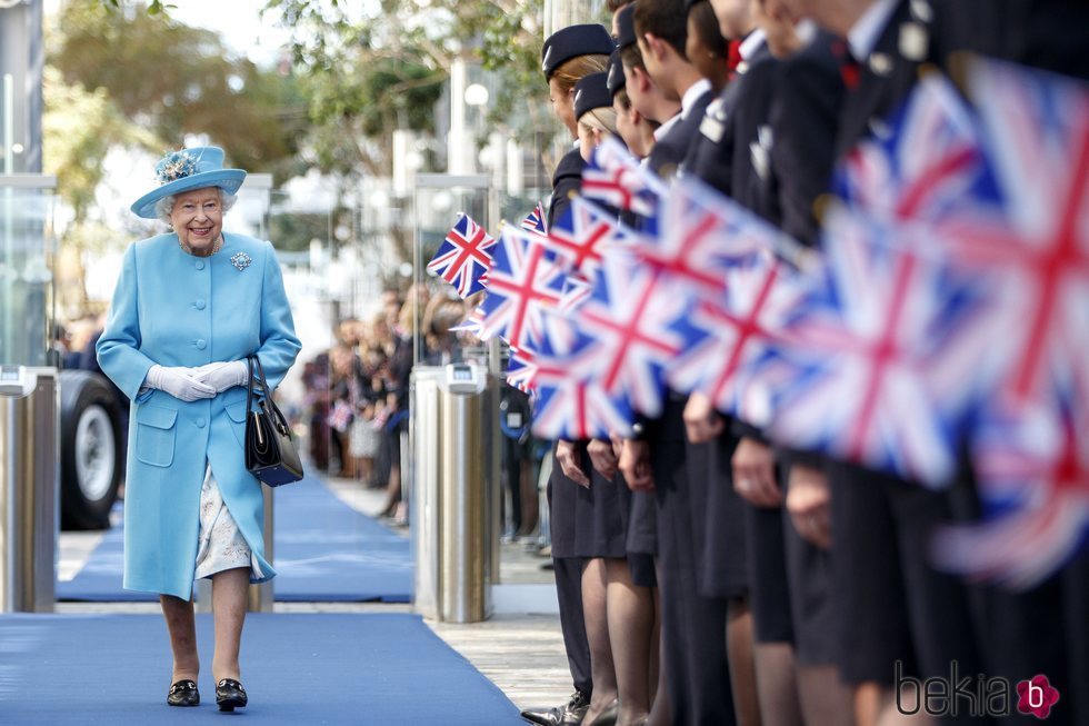 La Reina Isabel es recibida por los azafatos de la compañía British Airways