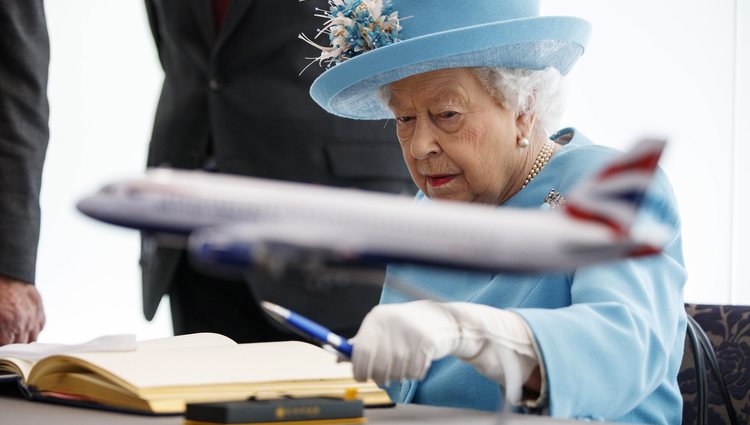 La Reina Isabel firmando el libro de visitas del aeropuerto de Heathrow