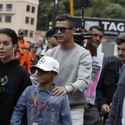 Cristiano Ronaldo, Georgina Rodríguez y Cristiano Ronaldo Junior en el circuito de Mónaco