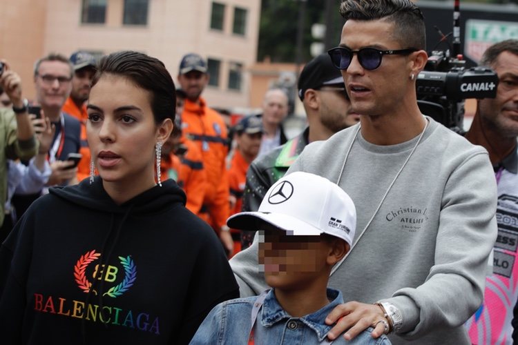 Cristiano Ronaldo, Georgina Rodríguez y Cristiano Ronaldo Junior en el circuito de Mónaco