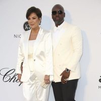 Kris Jenner y Corey Gamble en la gala amfAR en el Festival de Cannes 2019