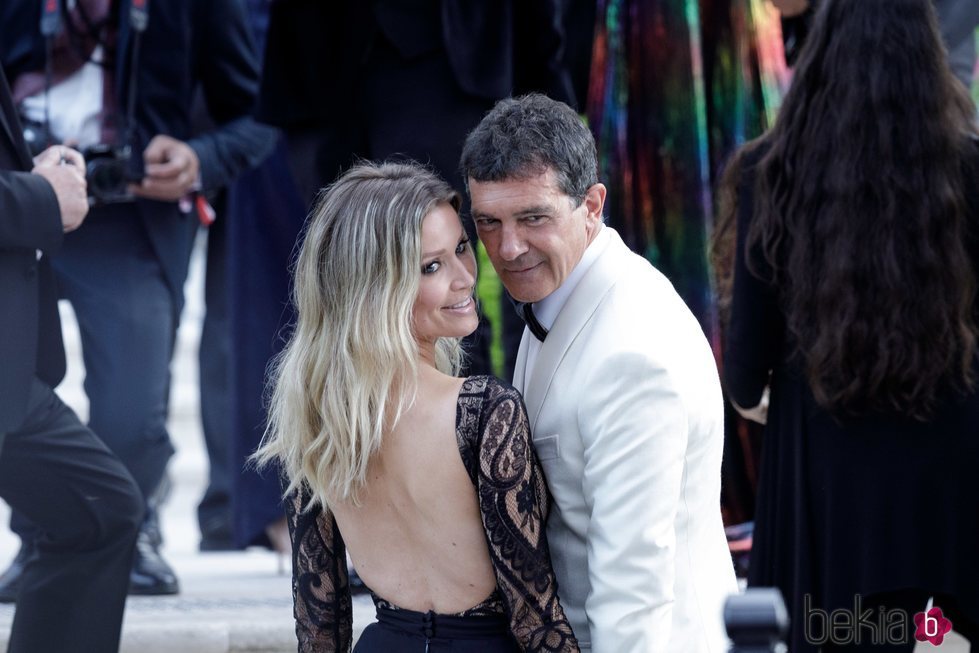 Antonio Banderas y Nicole Kimpel a su llegada a la gala amfAR en Cannes 2019