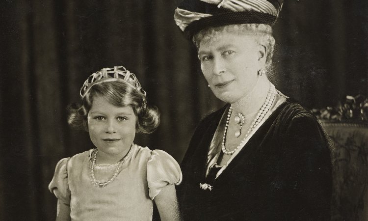 La Reina María de Teck con su nieta, la futura Reina Isabel II