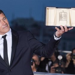 Antonio Banderas posando con el galardón al Mejor actor en Cannes 2019