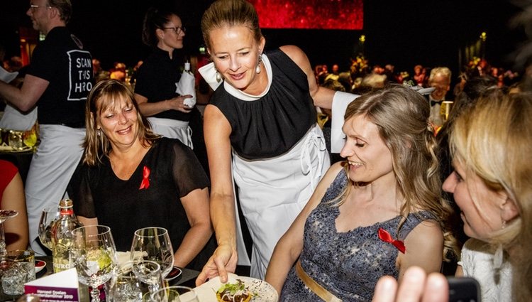 La Princesa Mabel de Holanda hace de camarera en una cena benéfica contra el sida