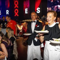 La Princesa Mabel de Holanda sirve la comida en una cena benéfica contra el sida