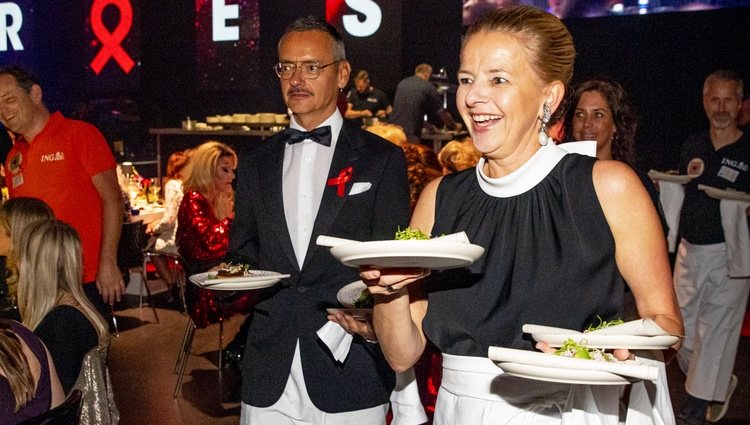 La Princesa Mabel de Holanda sirve la comida en una cena benéfica contra el sida