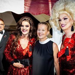 La Princesa Mabel de Holanda posando con dos Drag Queens en el AmsterdamDiner