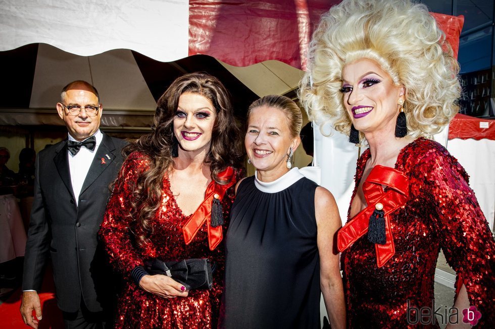 La Princesa Mabel de Holanda posando con dos Drag Queens en el AmsterdamDiner