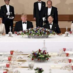 Donald Trump y Melania en la cena de Estado durante su visita a Japón con el Emperador Naruhito de Japón y su mujer Masako