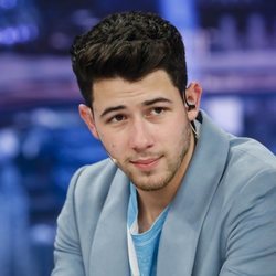 Nick Jonas mirando sexy a la cámara en 'El Hormiguero'