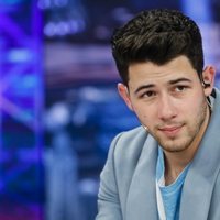 Nick Jonas mirando sexy a la cámara en 'El Hormiguero'