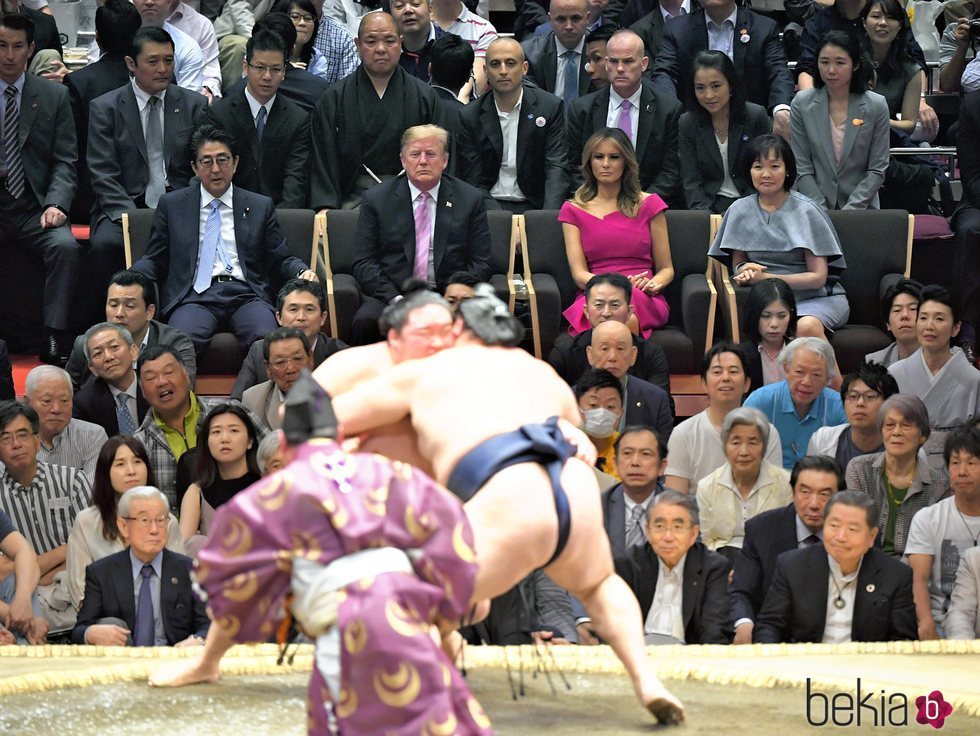 Donald Trump y Melania acuden a un combate de sumo durante su viaje de Estado a Japón