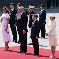 Melania y Donald Trump escuchan el himno estadounidense en su visita de Estado a Japón