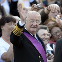 El Rey Alberto II de Bélgica saludando al pueblo tras su abdicación