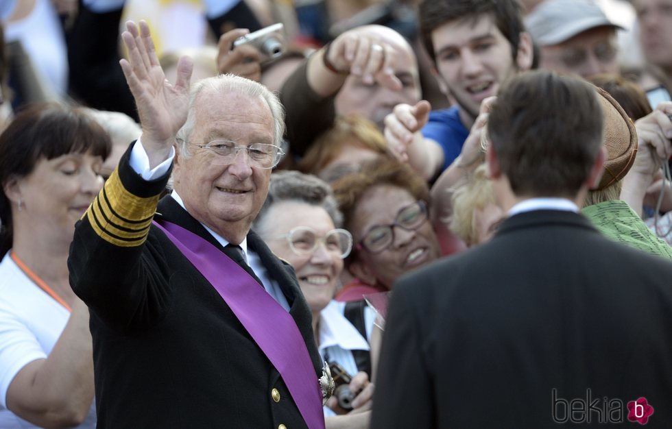 El Rey Alberto II de Bélgica saludando al pueblo tras su abdicación