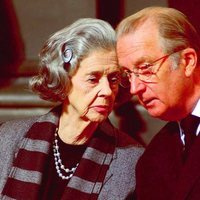 La Reina Fabiola susurrando al Rey Alberto de Bélgica en un acto público