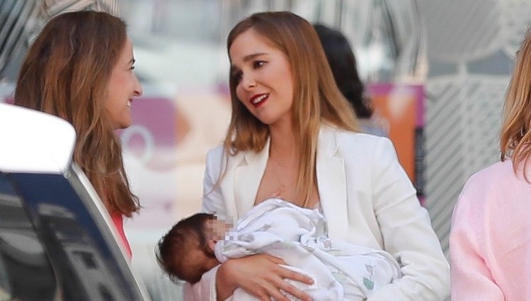 Natalia Sánchez con su hijo en brazos tras su primer evento público después de haber sido madre