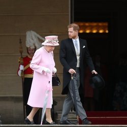 La Reina Isabel y el Príncipe Harry en una garden party en Buckingham Palace