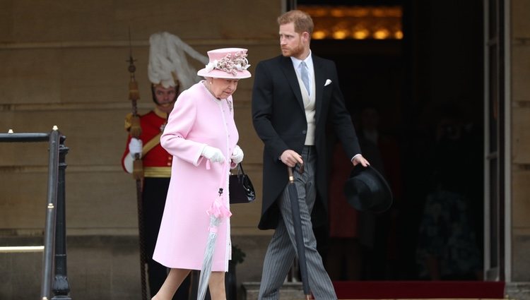 La Reina Isabel y el Príncipe Harry en una garden party en Buckingham Palace