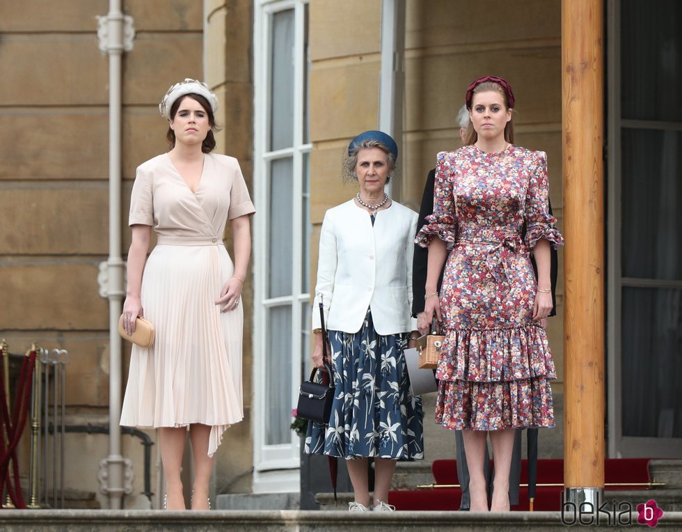 Las Princesas Beatriz y Eugenia de York con la Duquesa de Gloucester en una garden party en Buckingham Palace