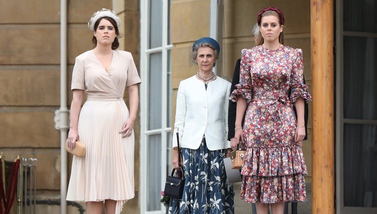 Las Princesas Beatriz y Eugenia de York con la Duquesa de Gloucester en una garden party en Buckingham Palace